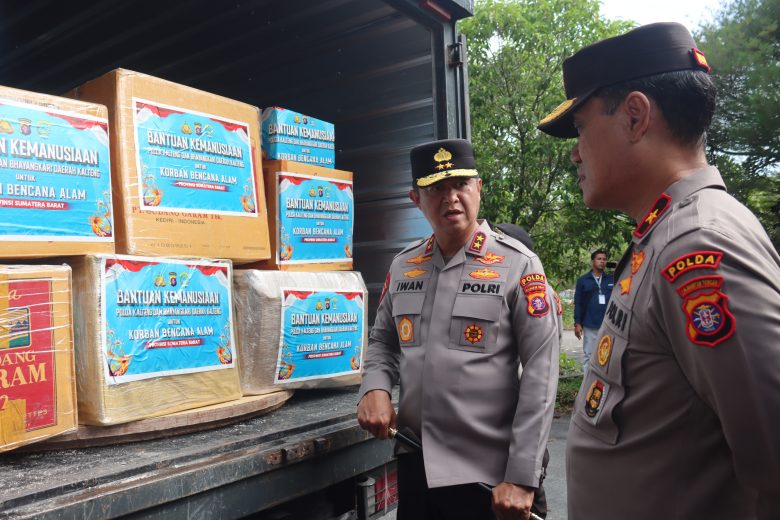 Polda Kalteng Kirim 3 Truk Bantuan Logistik Untuk Korban Bencana Alam di Sumatera