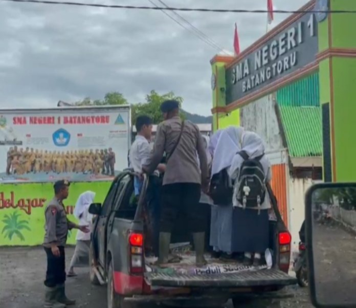 Polri Antar Jemput Anak Sekolah di Daerah Longsor di Sumut