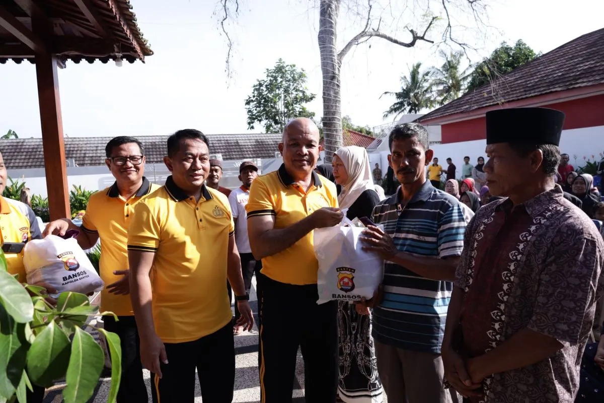Polisi Salurkan Bantuan Pangan Untuk Warga di Serang