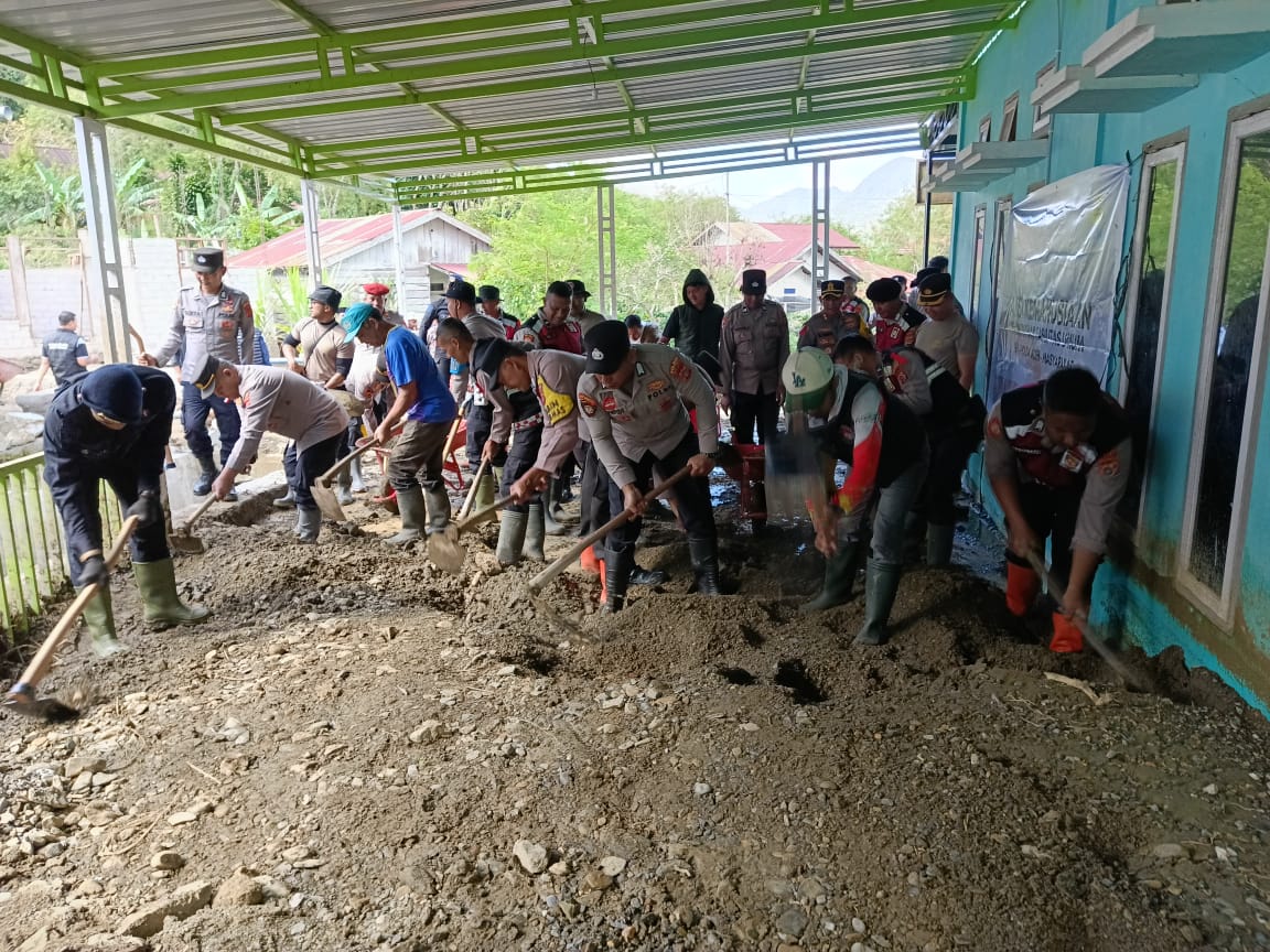 Polres Aceh Tengah Bersama Sat Brimob Polda Aceh dan GMNI Gotong Royong Pulihkan Fasilitas Layanan Kesehatan