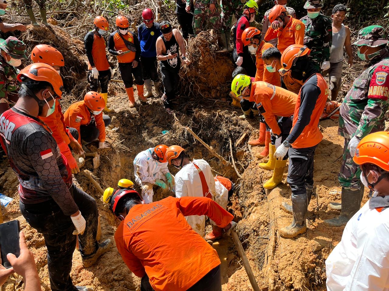 Sinergi Brimob Polda Sumut dan Tim SAR, Satu Korban Longsor di Tapanuli Tengah Berhasil Dievakuasi
