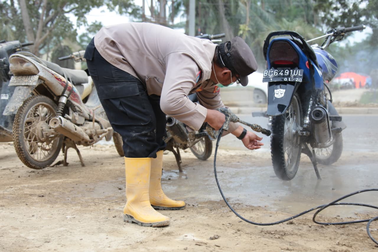 Polri Hadir di Tengah Bencana, Tim SAR Pasukan Pelopor Bantu Warga Terdampak Banjir
