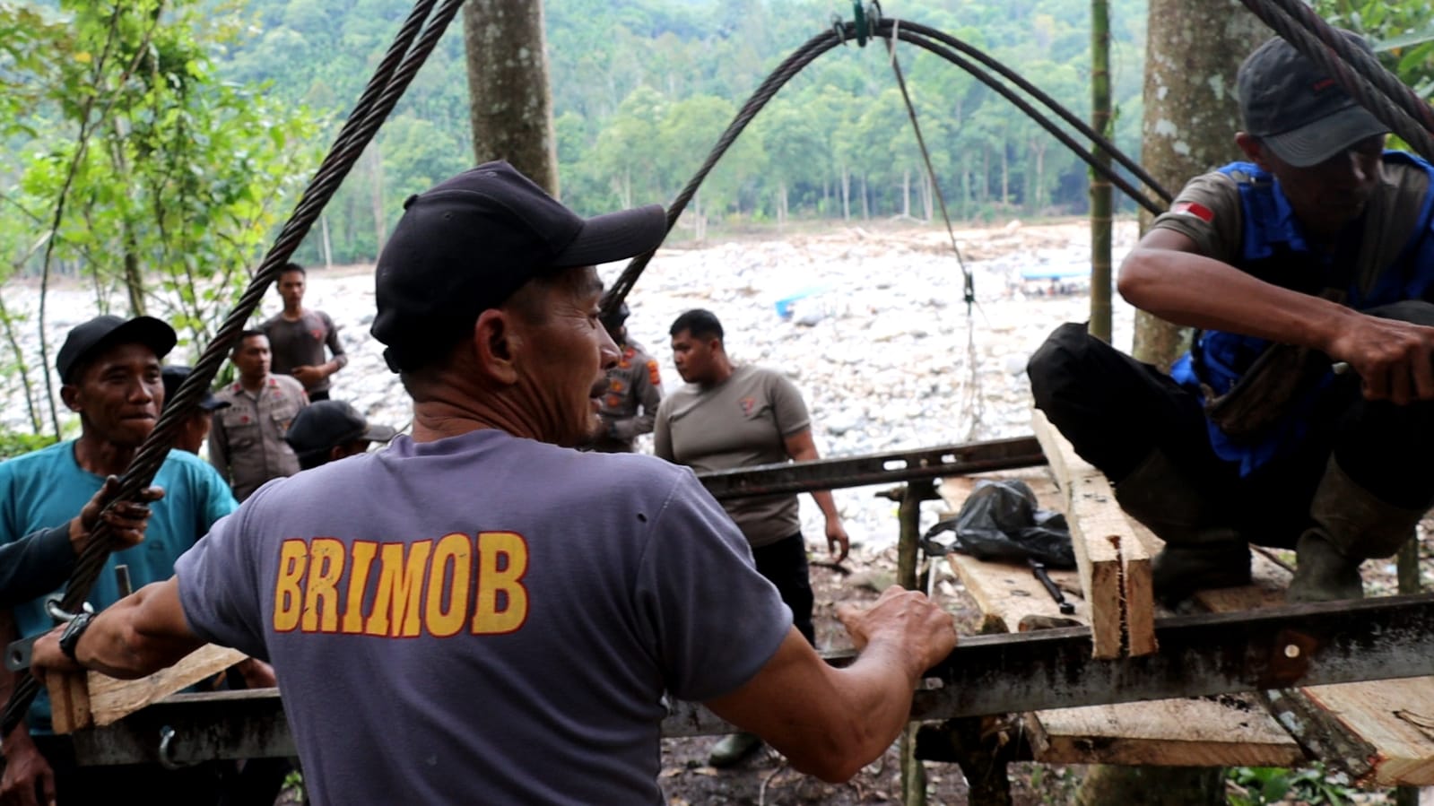 Polres Bener Meriah dan Brimob Pasang Tali Sling, Pulihkan Akses Warga Pasca Bencana di Bener Meriah dan Aceh Tengah