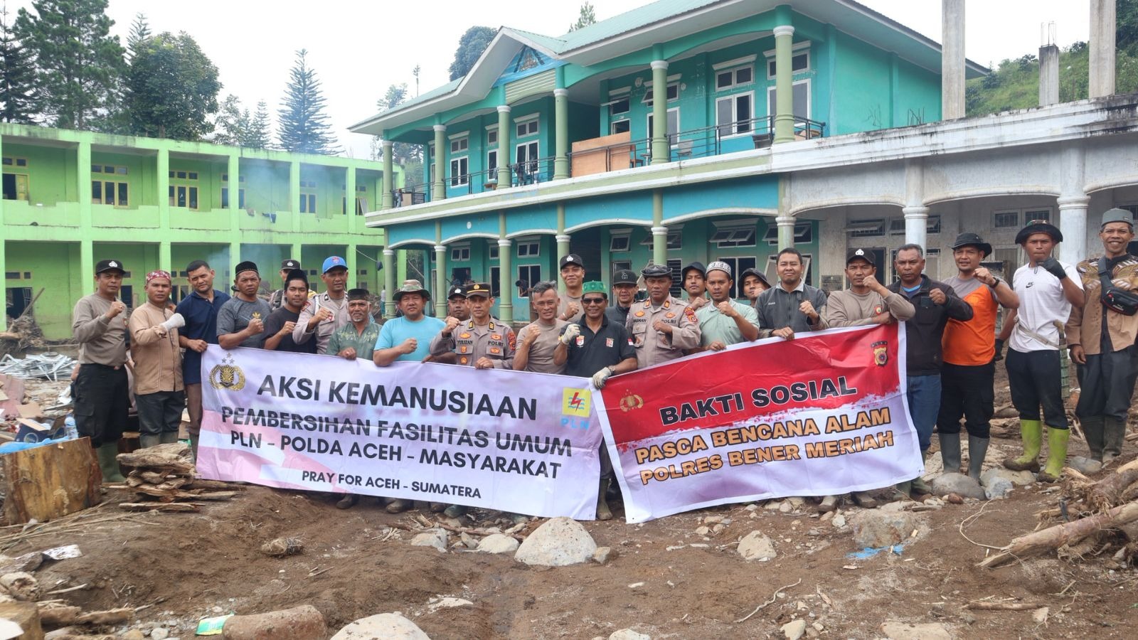 Polres Bener Meriah Gotong Royong Bersihkan Dayah Terpadu Bustanul Ulum Pascabencana