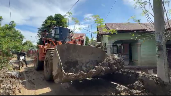 Kapolri Bantu Alat Berat untuk Percepat Pemulihan Jalan, Fasilitas Umum dan Rumah Warga Pasca banjir di Kabupaten.Pidie