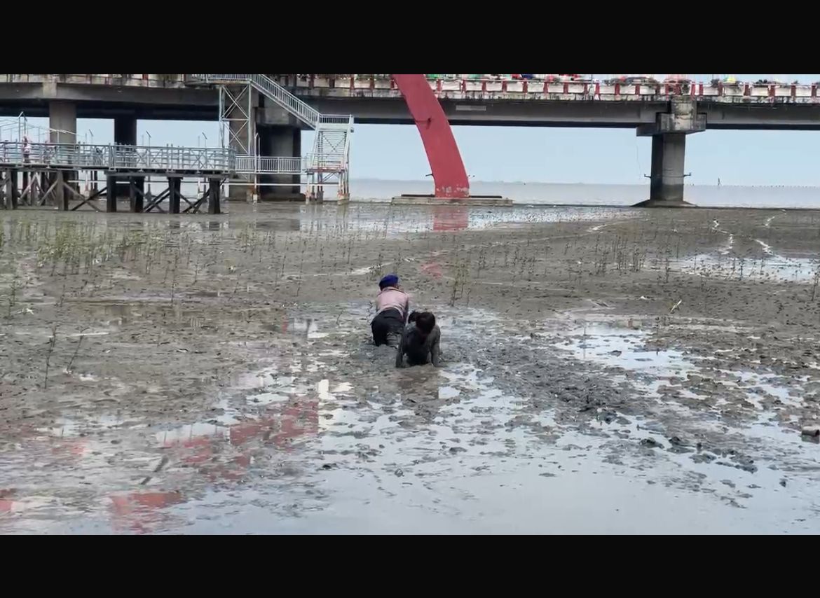 Respons Cepat Dit Polairud Polda Jatim Selamatkan Dua Anak Terjebak Lumpur di Wisata Kenjeran