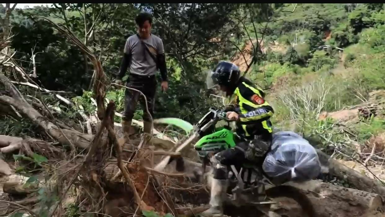 Kapolres Aceh Tengah Terobos Medan Ekstrem, Kembali Salurkan Bantuan ke Kampung Terisolir di Kecamatan Bintang