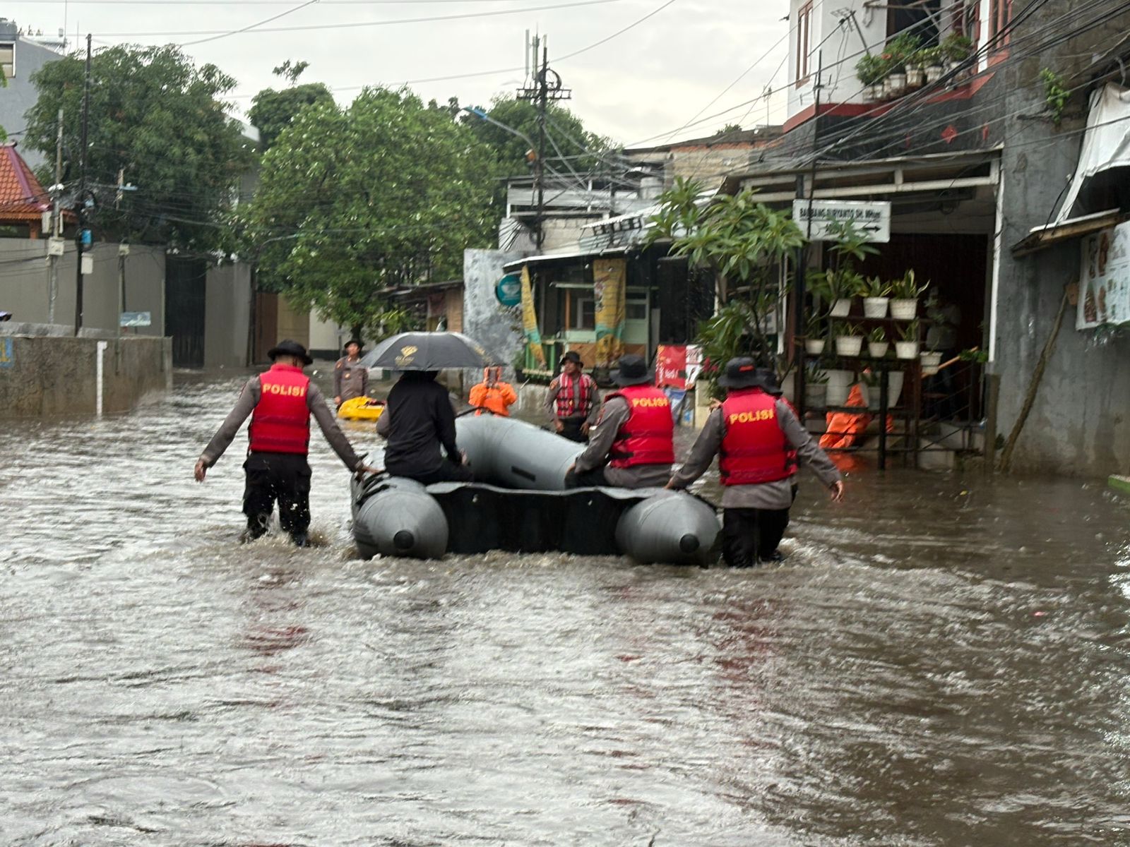 Polisi Evakuasi Warga Terdampak Banjir di Asrama Polisi Pondok Karya