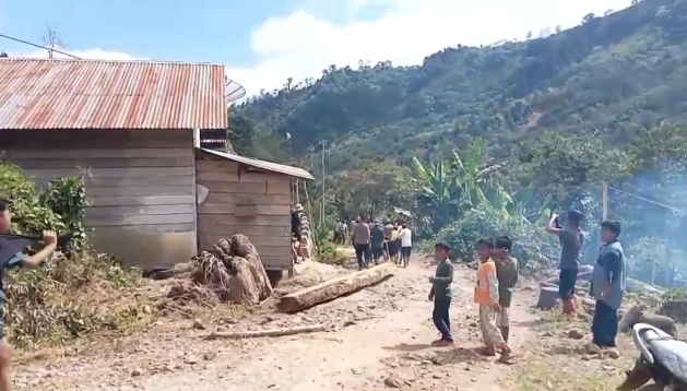 Tak Kenal Hari Libur, Polri Bersama Warga Bangun Jembatan Darurat Pasca Bencana di Aceh Tengah