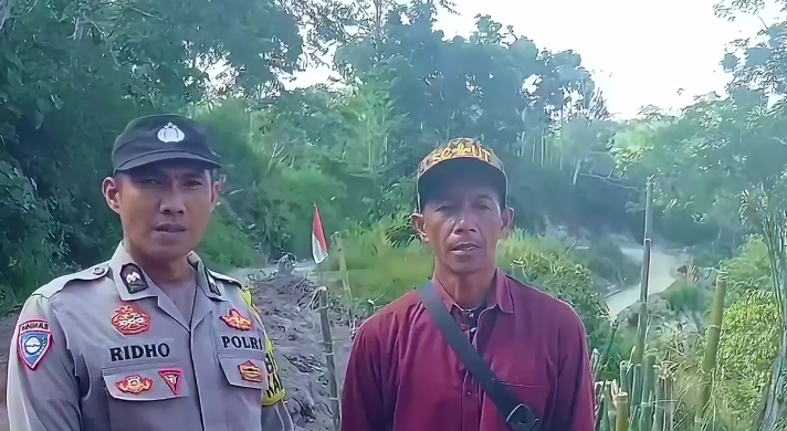 Gotong Royong Menahan Longsor: Polsek Kute Panang dan Warga Lukup Sabun Barat Bersatu Menjaga Jalan Kehidupan