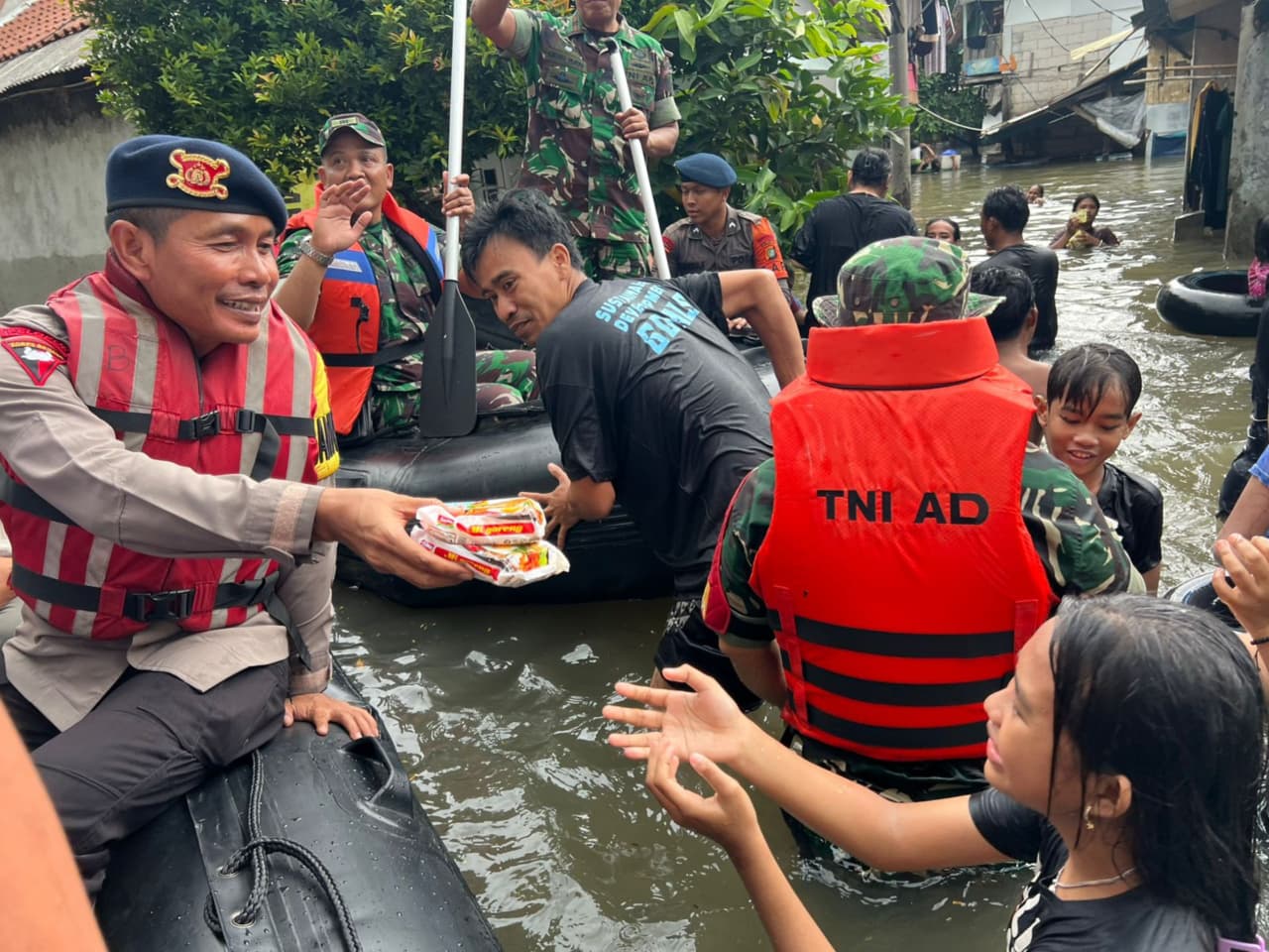 Brimob Polda Metro Jaya Evakuasi Warga Terdampak Banjir di Jaktim
