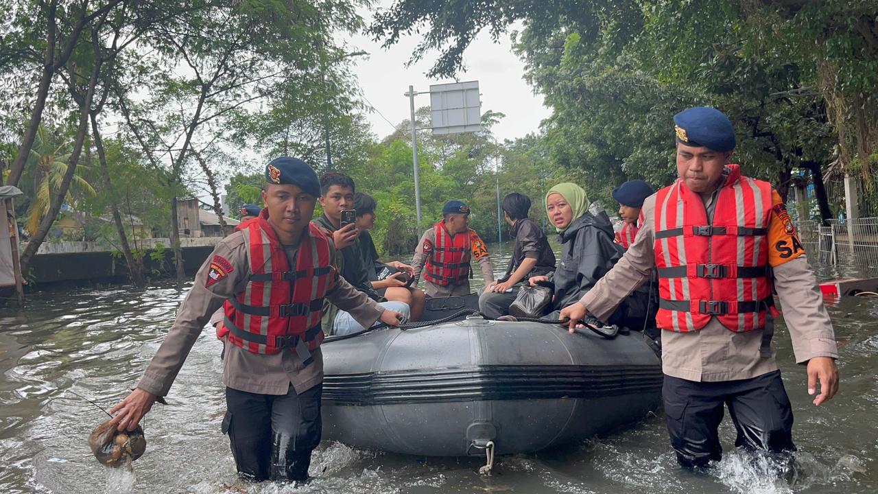 Gegana Brimob Evakuasi Warga Terjebak Banjir di Daan Mogot Jakbar