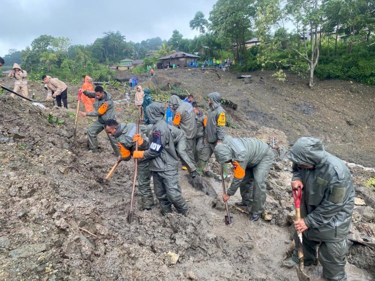Satbrimob Polda NTT Terjun Langsung Cari Korban Longsor Goreng Meni, Dua Warga Masih Tertimbun