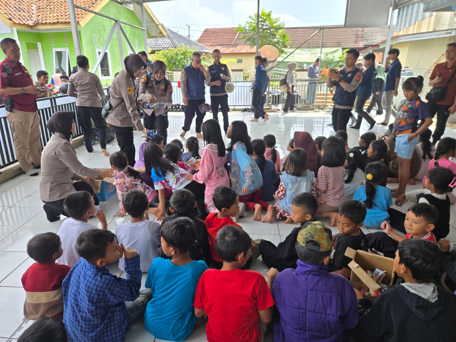 Pulihkan Trauma Psikologis Pasca Bencana, Tim Trauma Healing Polda Jabar Bantu Anak-anak Korban Longsor dan Banjir Bandang di Kabupaten Bandung Barat
