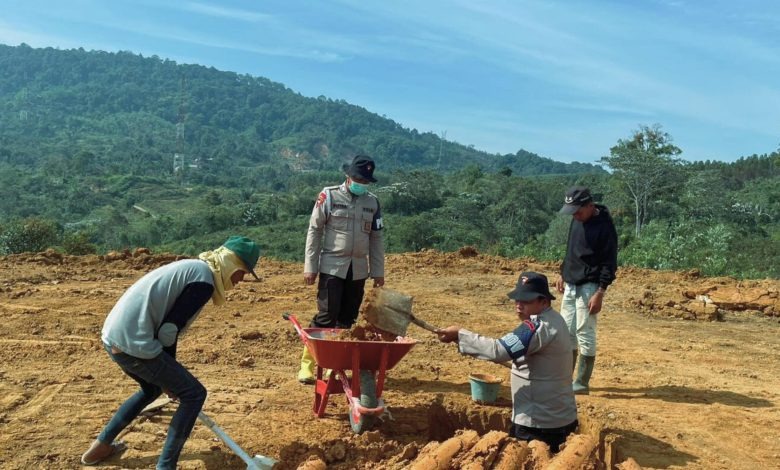 Brimob Sumut Turun Langsung Bantu Pembangunan Hunian Sementara Warga Sipirok Pascabencana