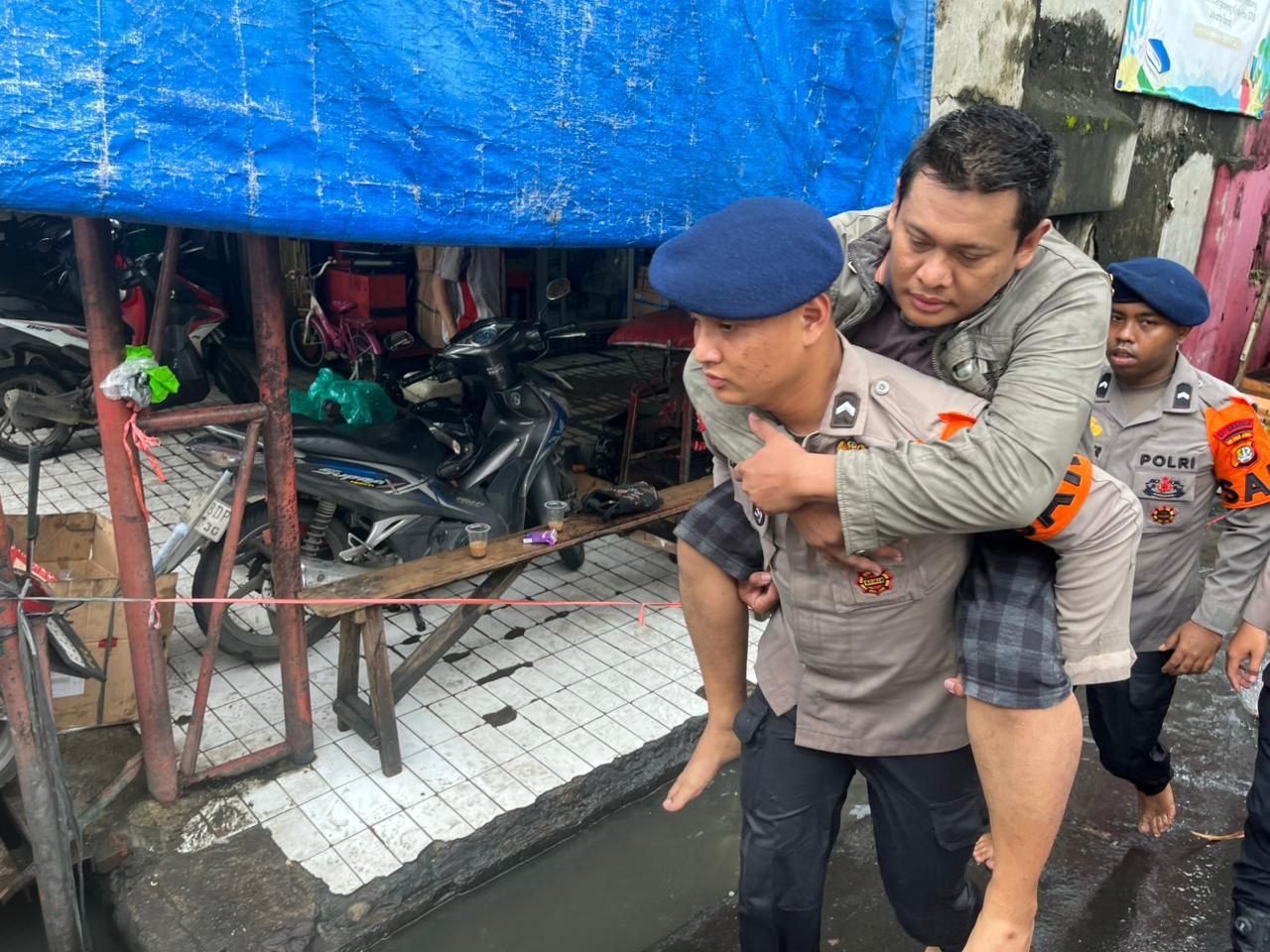 Evakuasi Warga Terdampak Banjir, Brimob Polda Metro Gendong Warga Sakit