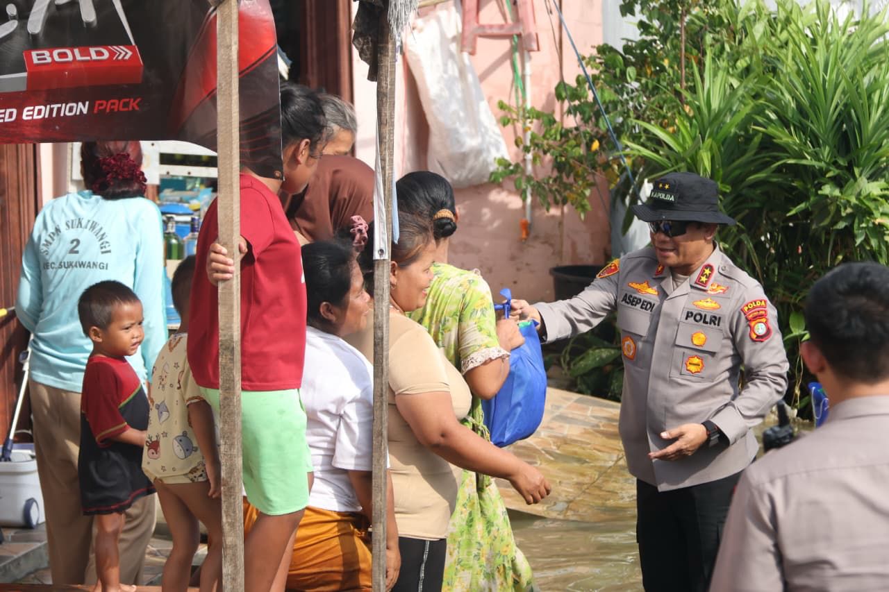 Kapolda Metro Bagikan Sembako ke Warga Terdampak Banjir di Bekasi