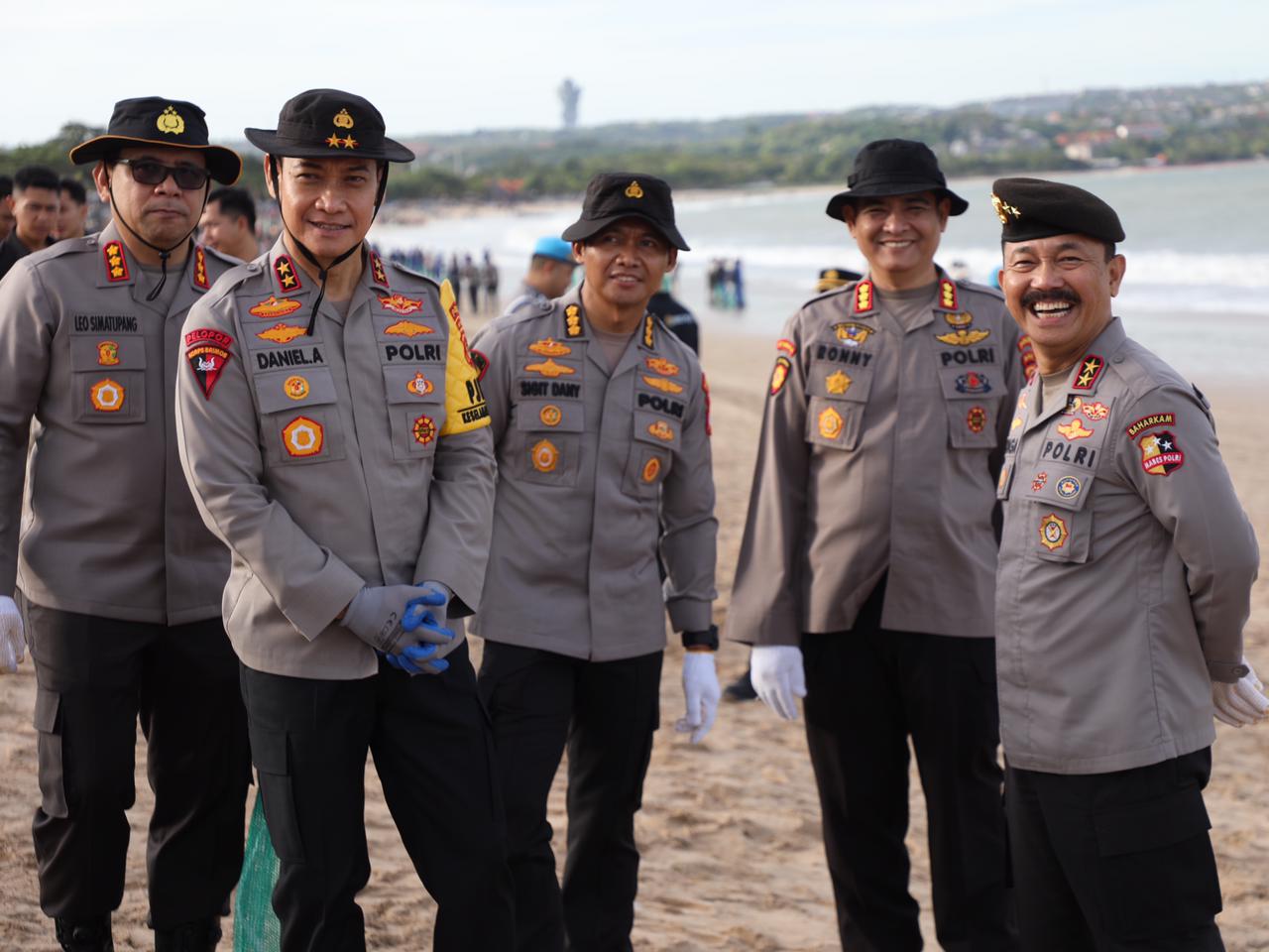 Kapolda Bali dan 5.000 Relawan Satukan Langkah Bersihkan Pantai Kedonganan