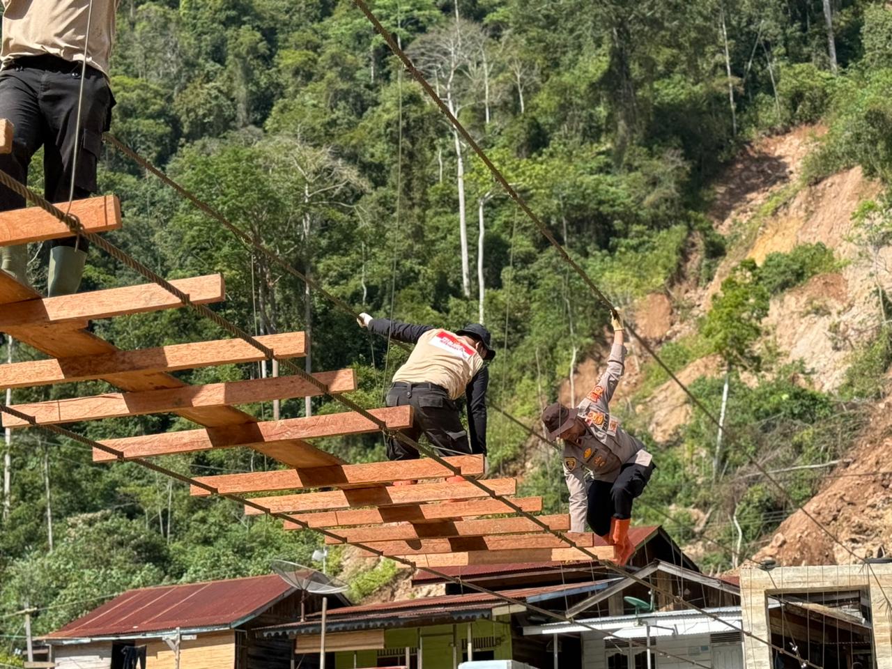 Polres Gayo Lues Selesaikan Pembangunan Jembatan Gantung di Dusun Begade Empat