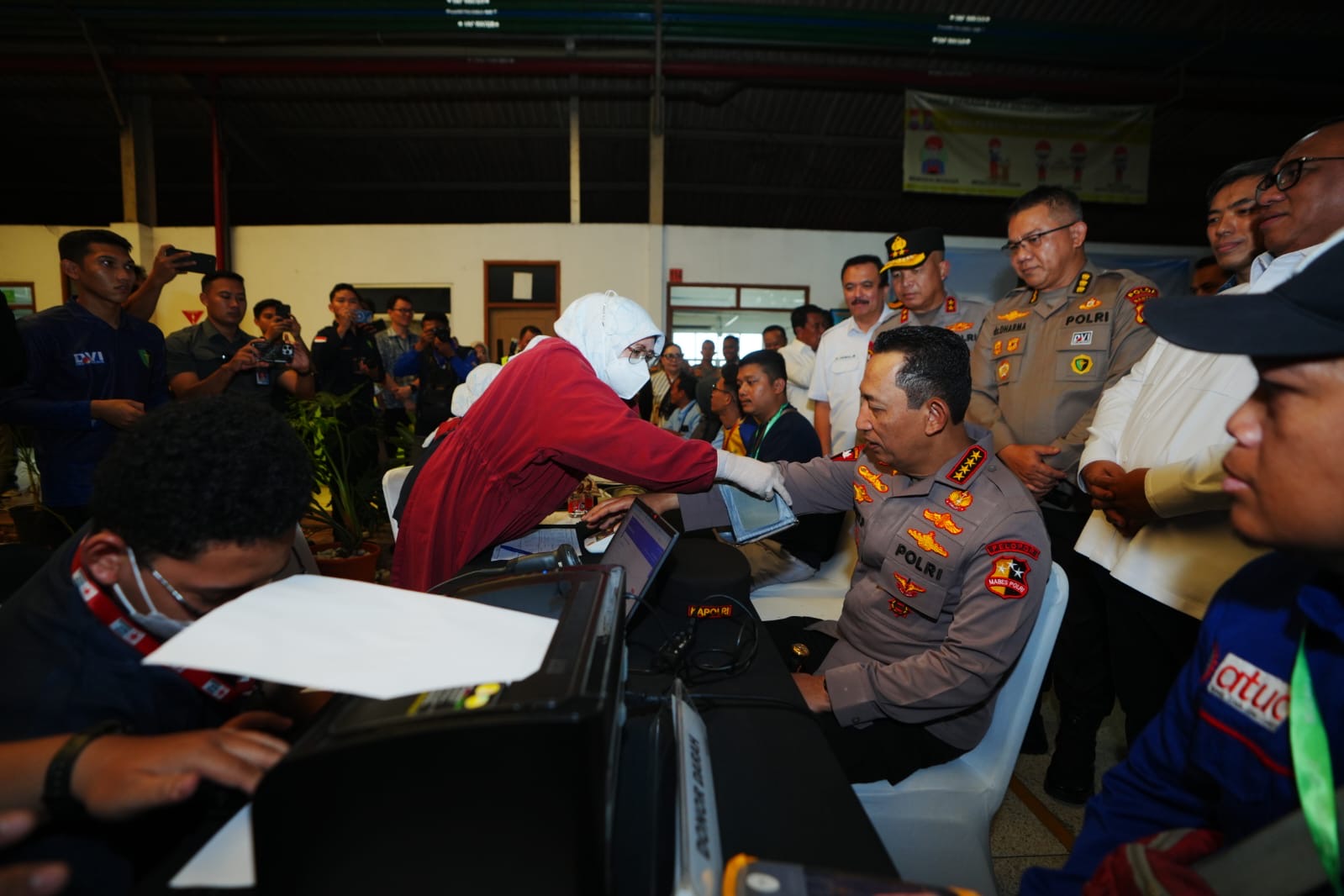 Kapolri Ikut Donor Darah Saat Hadiri Baksos HUT ke-53 KSPSI