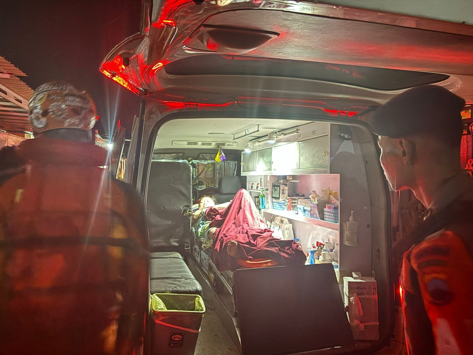 Satbrimob Polda Jateng Evakuasi Cepat Warga Sakit di Tembalang Saat Terjang Banjir Dini Hari.