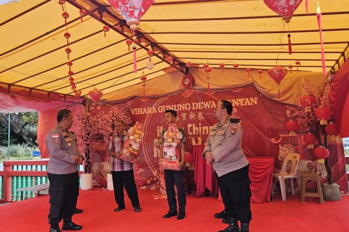 Polisi Bagikan Bingkisan Imlek ke Pengurus Vihara di Wilayah Kepulauan Anambas