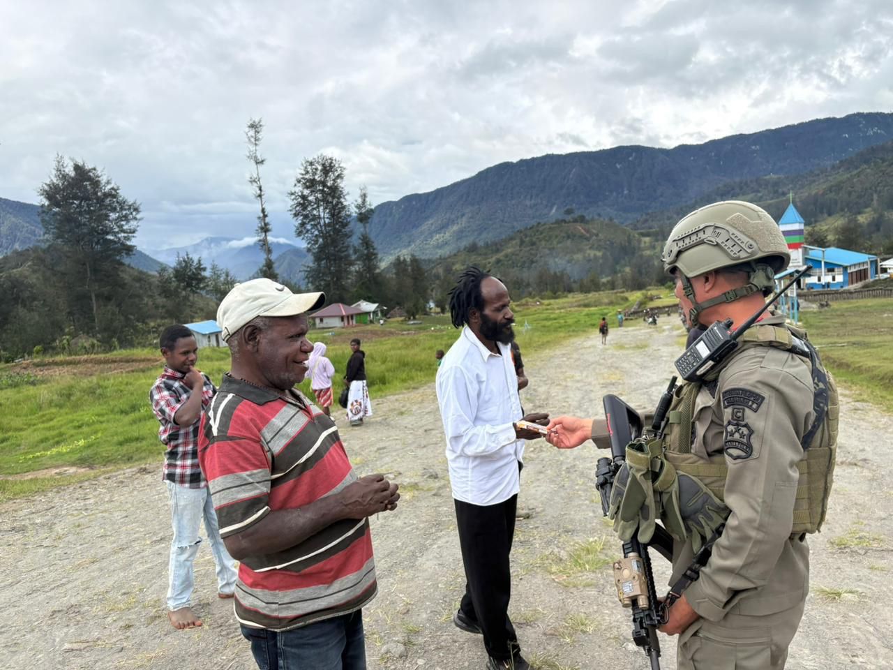 Satgas Damai Cartenz Meningkatkan Keamanan dan Keharmonisan di Distrik Sinak