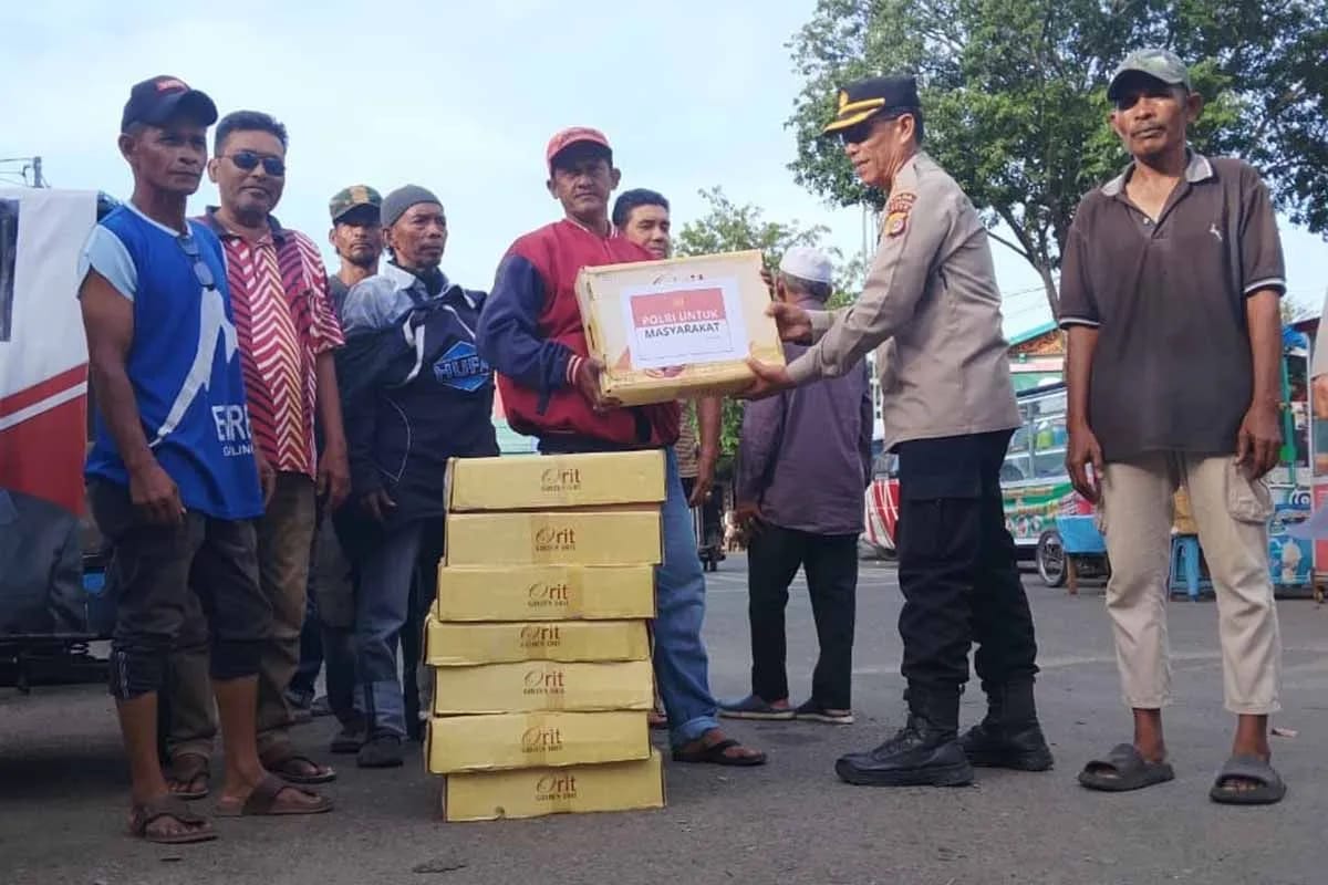 Polda Aceh Bagikan 2.700 Kg Kurma ke Masyarakat