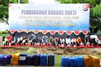 Sebanyak 5.856 Liter Sopi Dimusnahkan Polda Maluku