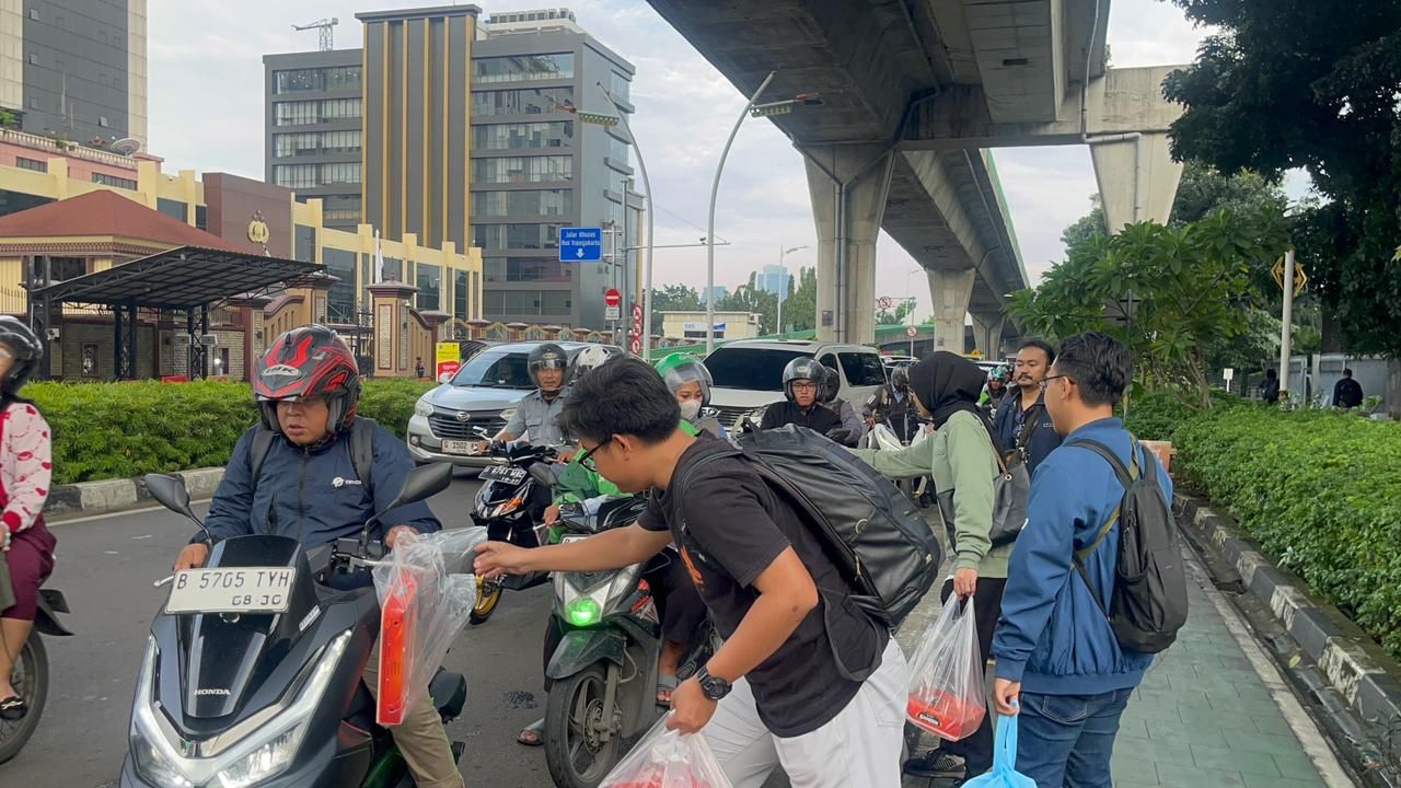 Polri Bersama Jurnalis Bagikan 1.500 Makanan dan Takjil ke Masyarakat