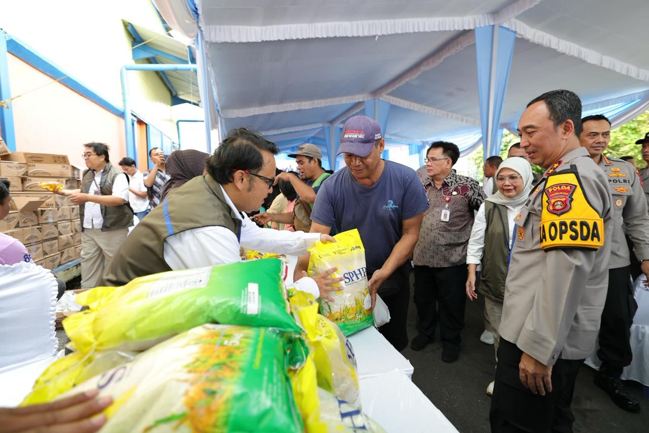 Polda Sumsel Salurkan 135 Ton Beras ke 20 Ribu Warga