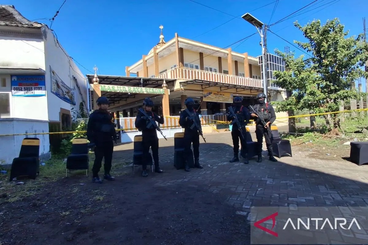 Tim Jibom dan Labfor Polda Jatim Amankan TKP Ledakan.