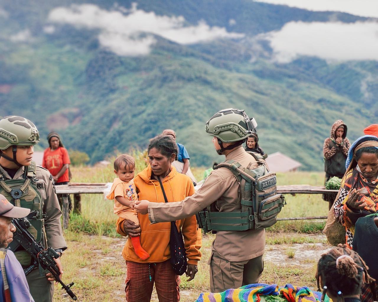 Patroli Dialogis Satgas Damai Cartenz Hadirkan Rasa Aman di Tengah Aktivitas Warga Kiwirok